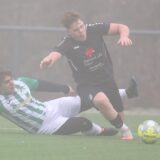 Spieler von Eintracht Werne und SV Stockum im Zweikampf.