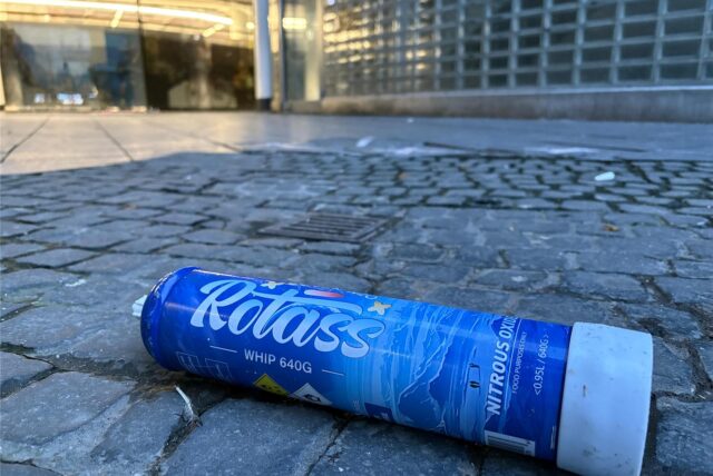 Lachgas-Flaschen finden sich in der Dortmunder City immer wieder einmal. Nun will die Stadt ein Verkaufsverbot für Jugendliche