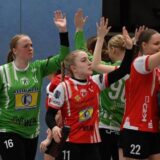Collage: Links: Handballspielerinnen des HC TuRa Bergkamen, die sich abklatschen; rechts: Das Logo der Handballabteilung des TuS Eintracht Overberge.