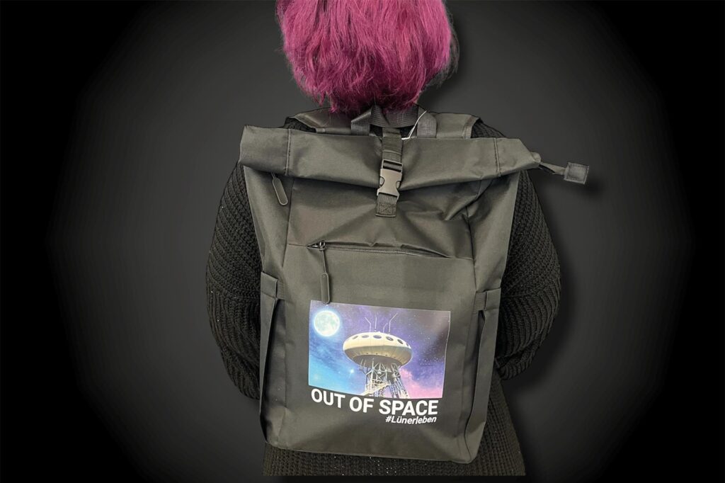 Eine Person hat einen Rucksack in Ufo-Design. Eine Person hat einen Rucksack in Ufo-Design.