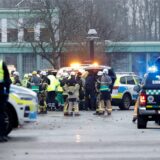 Rettungskräfte arbeiten vor der Risbergska-Schule in Örebro.