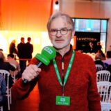 Bundeskanzler Olaf Scholz spricht mit einem Mikrofon in der Hand.