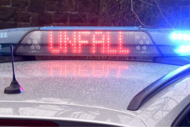 Ein Einsatzwagen der Polizei, auf dessen Dach der Schriftzug „Unfall“ leuchtet.