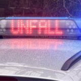 Ein Einsatzwagen der Polizei, auf dessen Dach der Schriftzug „Unfall“ leuchtet.