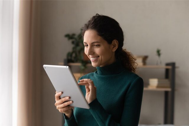 Frau schaut auf ihr Tablet