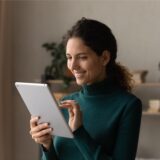 Frau schaut auf ihr Tablet