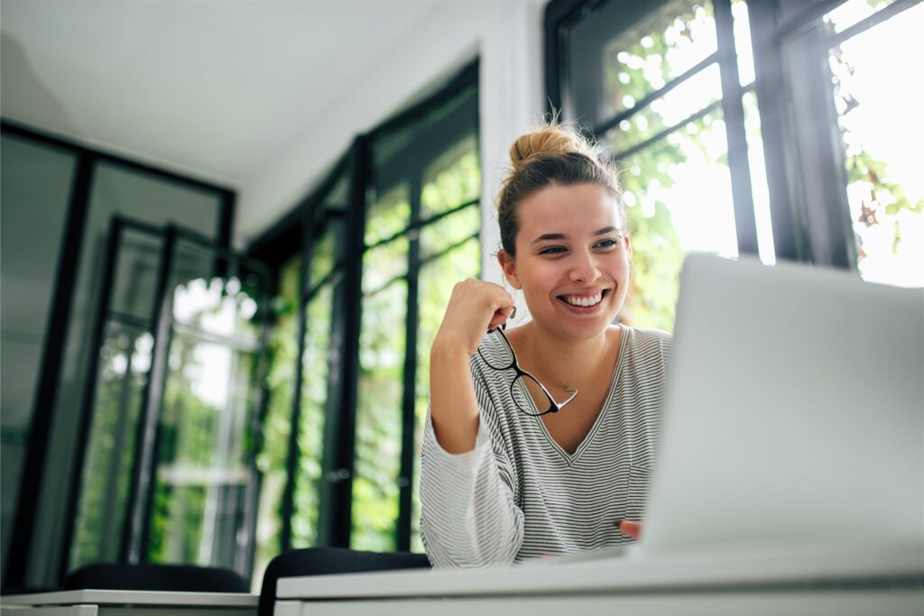 Junge Frau mit Laptop Junge Frau mit Laptop