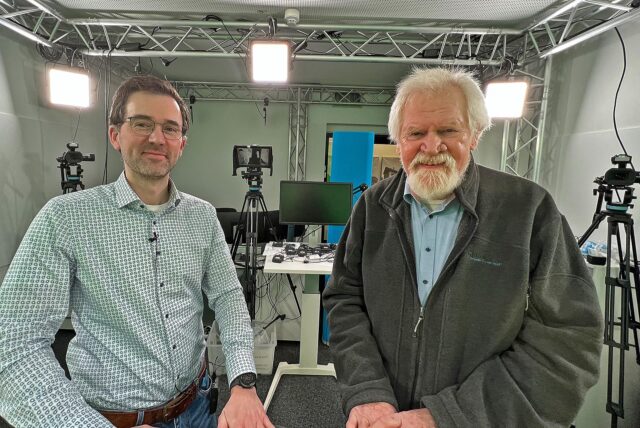 Redakteur Thomas Raulf steht mit Altpräses Alfred Buß in einem Aufnahmestudio