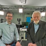 Redakteur Thomas Raulf steht mit Altpräses Alfred Buß in einem Aufnahmestudio