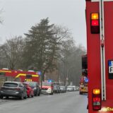 Einsatzfahrzeuge der Dortmunder Feuerwehr stehen an der städtischen Gemeinschaftshauptschule in Kley.