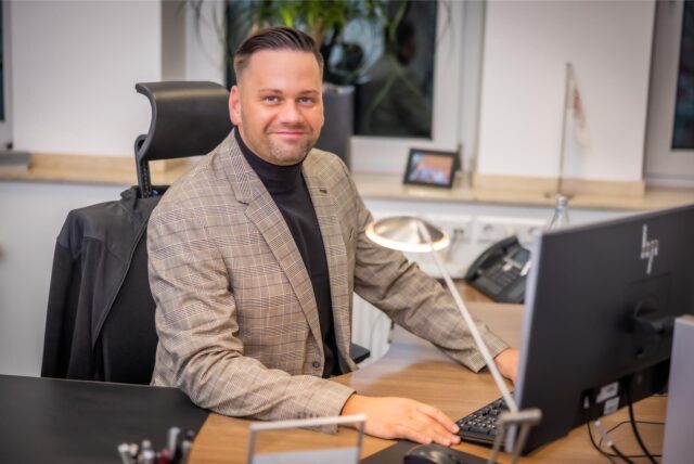 Center-Manager Torben Seifert sitzt in seinem Büro in der Thier-Galerie in Dortmund am Schreibtisch.