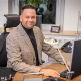 Center-Manager Torben Seifert sitzt in seinem Büro in der Thier-Galerie in Dortmund am Schreibtisch.