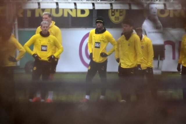 Carney Chukwuemeka steht auf dem Trainingsplatz.