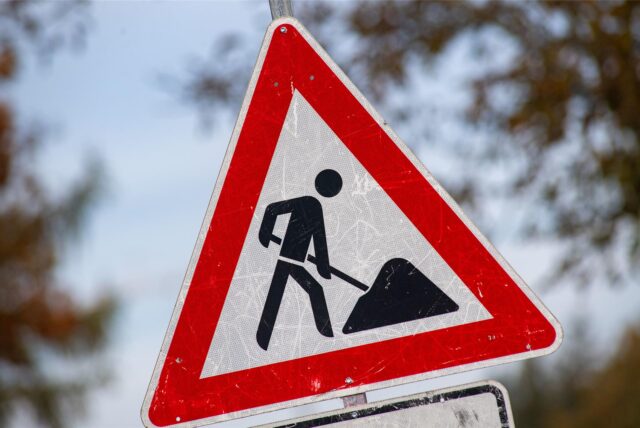 Ein Baustellenschild in Großaufnahme.