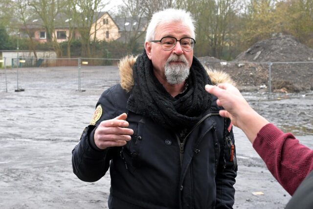 Michael Tautz steht vor einer Sporthalle in Lünen-Süd.