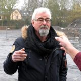 Michael Tautz steht vor einer Sporthalle in Lünen-Süd.