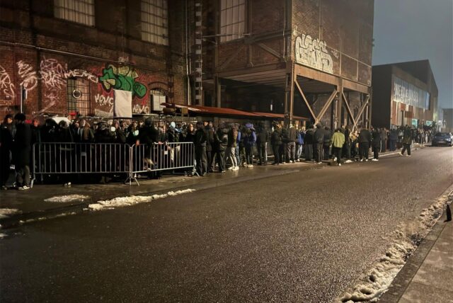 Eine lange Warteschlange vor dem Techno-Club Tresor.West auf Phoenix-West