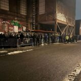 Eine lange Warteschlange vor dem Techno-Club Tresor.West auf Phoenix-West
