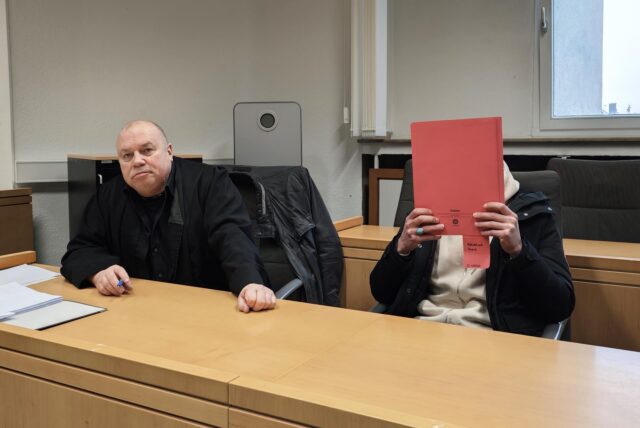 Bestreitet die Vorwürfe: Der Angeklagte neben seinem Verteidiger Ralf Brinkmann im Essener Landgericht.