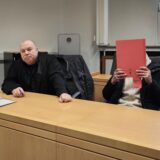 Bestreitet die Vorwürfe: Der Angeklagte neben seinem Verteidiger Ralf Brinkmann im Essener Landgericht.