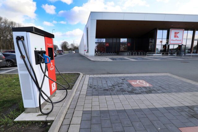 Am Kaufland in Rünthe ist eine Ladesäule für E-Autos.