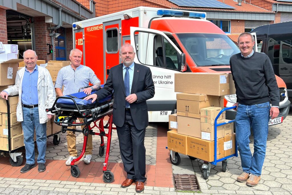 Jens Baldauf (r.), seinerzeit Lions-Präsident begleitete 2022 die Übergabe von Ukraine-Hilfsgütern an Dr. Boris Hait und Walter Sobel (v. l.). Die Stadt Unna, vertreten durch Bürgermeister Dirk Wigant, hatte unter anderem einen Rettungswagen ausrangiert. Jens Baldauf (r.), seinerzeit Lions-Präsident begleitete 2022 die Übergabe von Ukraine-Hilfsgütern an Dr. Boris Hait und Walter Sobel (v. l.). Die Stadt Unna, vertreten durch Bürgermeister Dirk Wigant, hatte unter anderem einen Rettungswagen ausrangiert.