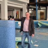 Bürgermeister Carsten Wewers erläuterte im Maritimo, hier im alten Freizeitbecken, die aktuellen Planungen rund ums Maritimo.