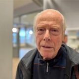 Der Bildhauer Jan Bormann fordert eine Reinigung und eventuell sogar eine Versetzung seines Kunstwerks „Pfau“ aus dem kleinen Park an der Gleiwitzstraße.