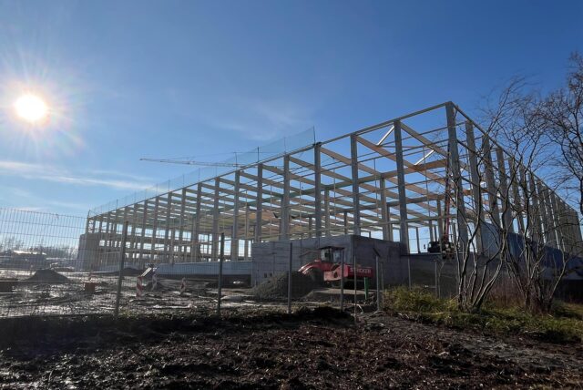 An der Max-Planck-Straße im Industriepark in Unna baut das Logistikunternehmen Dachser einen neuen Standort. Die Baufortschritte an der ersten Lagerhalle sind deutlich zu sehen.