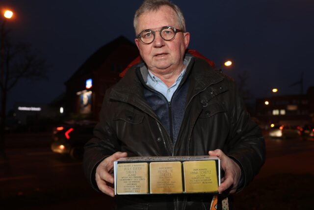 Mann mit Stolpersteinen