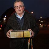 Mann mit Stolpersteinen