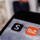 Die Apps der Internethändler Temu und Shein sind auf dem Display eines Smartphones zu sehen.