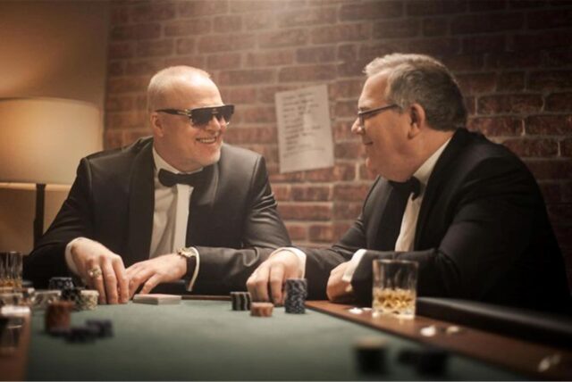 Stefan Raab  (l.) begrüßt in „Raabs Pokernacht mit GGPoker.de“ Elton und drei weitere prominente Spieler am Kartentisch.