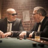 Stefan Raab  (l.) begrüßt in „Raabs Pokernacht mit GGPoker.de“ Elton und drei weitere prominente Spieler am Kartentisch.