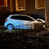 Ein weißes beschädigtes Auto steht nach einem Unfall an einer Hauswand in Dortmund