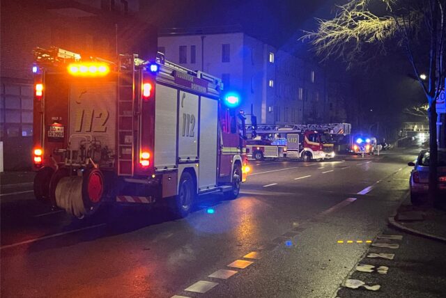 Einsatzfahrzeuge der Feuerwehr stehen auf der Klönnestraße in Dortmund