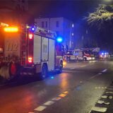 Einsatzfahrzeuge der Feuerwehr stehen auf der Klönnestraße in Dortmund