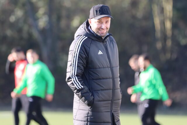 Hayrettin Celik steht am Spielfeldrand.
