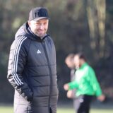 Hayrettin Celik steht am Spielfeldrand.