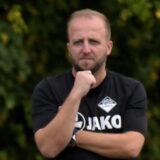 Almir Halilovic beobachtet ein Spiel des VfB Lünen.