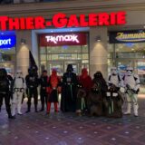 Diverse Charaktere aus Star Wars stehen vor der Thier-Galerie in Dortmund.