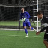 Jan Zollinger, Torwart von Eintracht Werne, hält einen Fußball in der Hand.