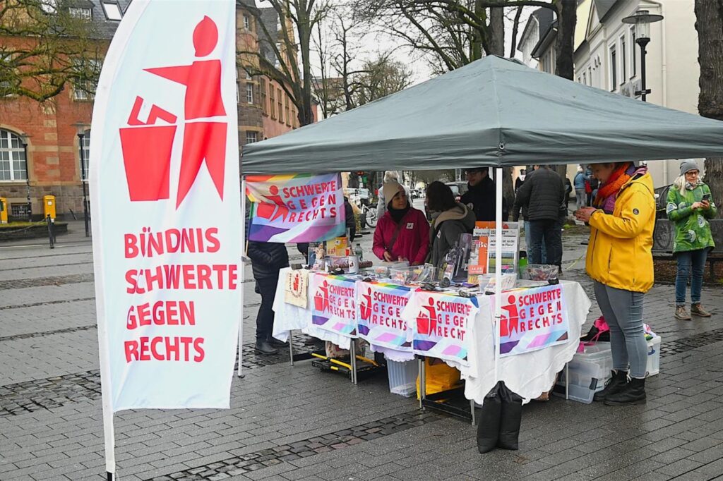 Der Info-Stand vom Bündnis Schwerte gegen Rechts auf dem Postplatz. Der Info-Stand vom Bündnis Schwerte gegen Rechts auf dem Postplatz.