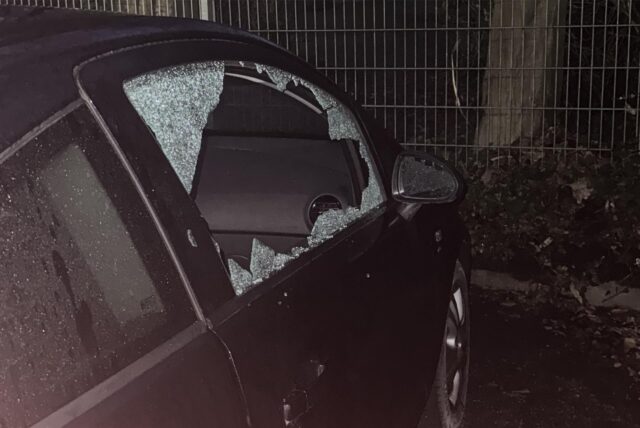 An einem schwarzen Auto wurde das Fenster der Beifahrertür eingeschlagen