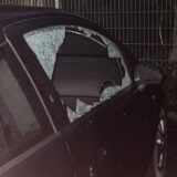 An einem schwarzen Auto wurde das Fenster der Beifahrertür eingeschlagen
