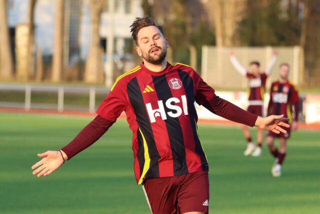 BR Billmerichs Julian Knabe jubelt über sein Tor zum zwischenzeitlichen 3:2 gegen den SC Fröndenberg (Endstand: 4:3).