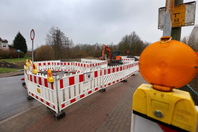Ein Foto von einem Loch auf der zu sanierenden Mühlbach-Brücke im Südfeld in Kamen.