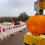 Ein Foto von einem Loch auf der zu sanierenden Mühlbach-Brücke im Südfeld in Kamen.