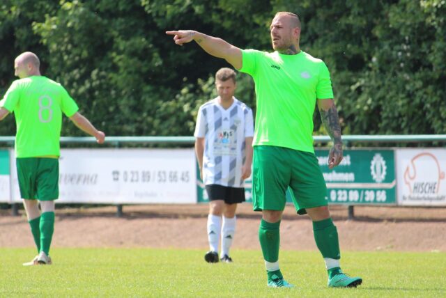 Miles Gottschlich zeigt auf etwas im Training beim SV Stockum.