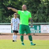 Miles Gottschlich zeigt auf etwas im Training beim SV Stockum.